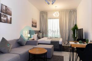 - une chambre d'hôtel avec un lit et un canapé dans l'établissement Classic Studio In Oasis, à Abu Dhabi