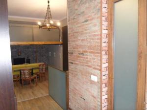 um quarto com uma parede de tijolos e uma sala de jantar em Freedom Square em Tbilisi