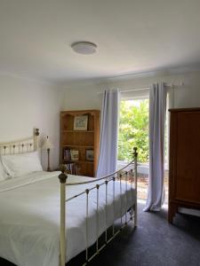 1 dormitorio con cama y ventana en Holiday house, en Blackheath