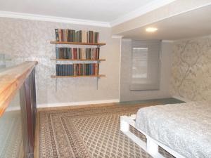 um quarto com uma cama e uma estante de livros em Freedom Square em Tbilisi