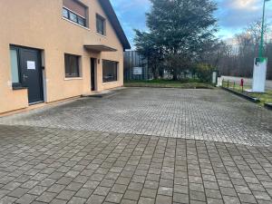 a brick parking lot in front of a building at Appartement 50M² in Seltz