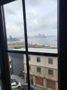 een uitzicht vanuit een raam van een gebouw bij Baku ZamZam Hotel in Baku