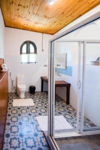 uma casa de banho com um WC e um lavatório em Shenandoah Kandy em Kandy