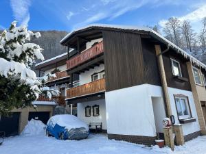 un bâtiment avec de la neige devant lui dans l'établissement Ohana Bed and Breakfast, à Zorge