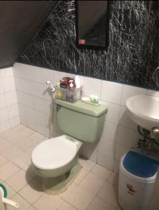 een badkamer met een toilet en een wastafel bij Johnfronz Building Aircondition StudiotypeRoom in Manilla