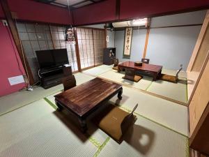 uma vista superior de uma sala de estar com uma mesa e cadeiras em Maika - renting a whole house 1日1組限定の一棟貸しの宿 em Quioto
