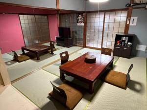 um quarto com mesas e cadeiras num quarto em Maika - renting a whole house 1日1組限定の一棟貸しの宿 em Quioto