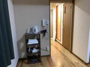 Zimmer mit Telefon auf einem Regal und Flur in der Unterkunft AO Dazaifu - Vacation STAY 93787 in Chikushino