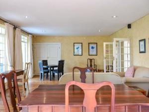 un soggiorno con divano e tavolo di Athlone Lodge a Pietermaritzburg