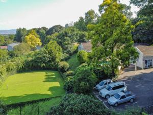 彼得馬里茨堡的住宿－Athlone Lodge，两辆停在院子的汽车的空中景观