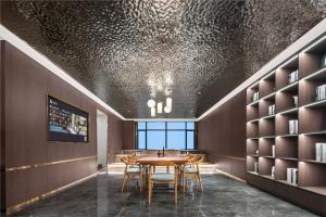 a dining room with a table and chairs at Insail Hotels Guangzhou Beijing Road Pedestrian Branch in Guangzhou