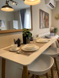 Basbas的住宿－Moonlight Melody Suite，餐桌,盘子和盘子