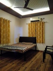 1 dormitorio con 1 cama en una habitación en HOTEL RANVARA RESORTS , Vadgaon, en Wadgaon