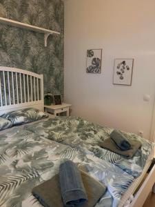 Un dormitorio con una cama sin hacer y toallas. en Apartma Naty en Liubliana