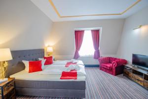 Habitación de hotel con cama y TV en Seehotel Brandenburg an der Havel, en Brielow