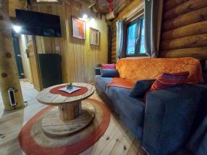 a living room with a couch and a table at LA YOURTE DU RANDONNEUR in Rimbach-près-Masevaux