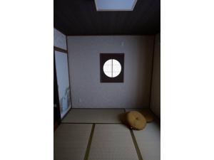 Zimmer mit einem Fenster und einem Kissen auf dem Boden in der Unterkunft YAKATA - Vacation STAY 58595v in Yuzawa