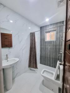 Ένα μπάνιο στο Millenia Oaks Apartments 2