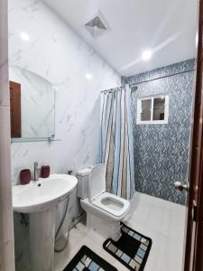 Ένα μπάνιο στο Millenia Oaks Apartments 2 +5 φωτογραφίες