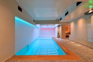 una piscina en medio de un edificio en Mirivili Rooms & Suites, en Atenas