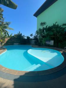 Studio 1 Chambre lumineux avec vue à 180° في Ban Klang: حمام سباحة أزرق كبير أمام مبنى