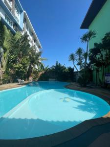 Studio 1 Chambre lumineux avec vue à 180° في Ban Klang: حمام سباحة أزرق كبير أمام مبنى