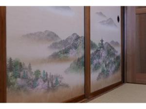 uma parede com um mural de uma montanha em YAKATA - Vacation STAY 58651v em Yuzawa