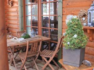 uma mesa e cadeiras com uma árvore de Natal num pote em Holiday home Placzek em Schierke