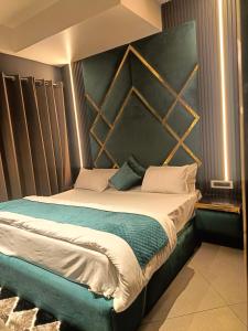 1 dormitorio con 1 cama grande y cabecero en Lieu D Amour, en Srinagar
