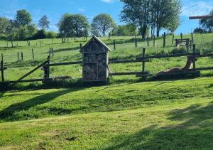 a small house in a field next to a fence at Ferienwohnung Vierländereck nahe Winterberg in Elpe