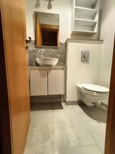 Ванная комната в Appartement moderne proche du Palais Royal +5 фотографий