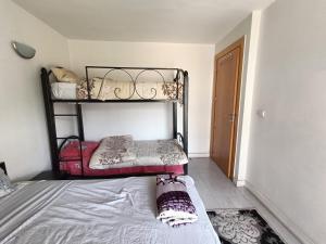 Кровать или кровати в номере Appartement moderne proche du Palais Royal