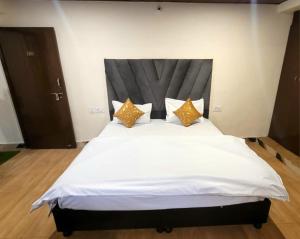 Un pat sau paturi într-o cameră la Abodes saffron Inn