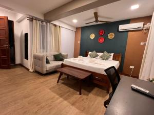 Habitación con cama, sofá y mesa. en SPACIOUS STUDIO IN NYALI with AC opposite voyager resort RITZ APARTMENT, en Mombasa