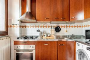 a kitchen with a stove and a dishwasher at Appartamento 70mq con giardino e parcheggio in Florence