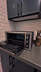 a toaster oven sitting on top of a kitchen counter at 더 Shipsa-ho 제다 in Jeddah