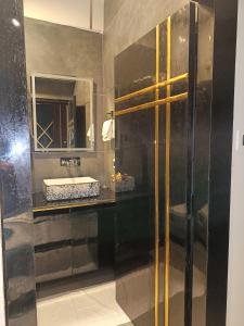 y baño con lavabo y ducha con espejo. en Lieu D Amour, en Srinagar