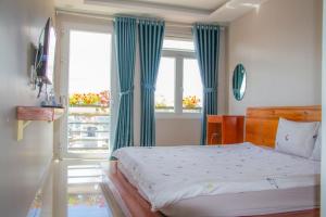 Postel nebo postele na pokoji v ubytování Ha Khoa Hotel Dalat