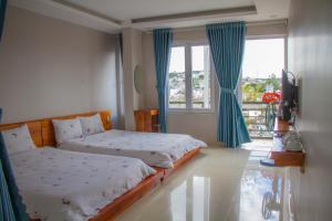 Postel nebo postele na pokoji v ubytování Ha Khoa Hotel Dalat