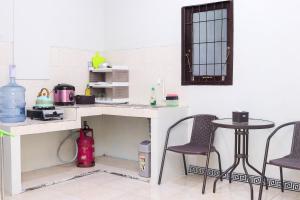Dapur atau dapur kecil di Soka Guesthouse Syariah