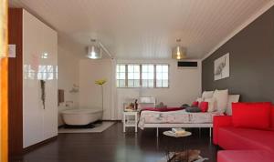 a living room with a bed and a bath tub at B&B Sauvignon Country Lodge in Wellington