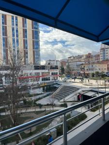 balkon z widokiem na miasto w obiekcie GRAND KENT OTEL w mieście Bilecik