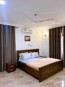 een slaapkamer met een groot bed met gordijnen en een plafond bij Spacious 3 Bedroom Apartment in Tema, Accra, Ghana in Tema