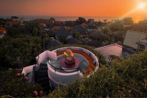 eine Luftansicht eines Hauses mit Pool in der Unterkunft Aloft Bali Seminyak in Seminyak