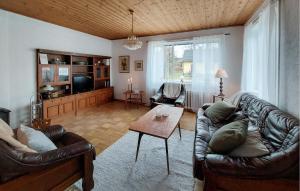 sala de estar con sofá de cuero y mesa en Amazing Home In Strmsnsbruk With Wifi, en Strömsnäsbruk