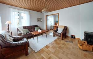 sala de estar con muebles de cuero y mesa en Amazing Home In Strmsnsbruk With Wifi, en Strömsnäsbruk