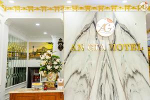 eine Lobby eines Hotels mit einer Marmorwand in der Unterkunft Tamundi Cao Bằng- An Gia Hotel- City Center in Hoàng Ngà