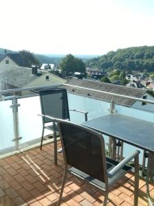 - Balcón con mesa y silla en Appartement 24, en Oerlinghausen