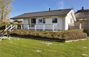 ØsterbyにあるAwesome Home In Sydals With 3 Bedrooms, Sauna And Wifiの庭の柵付白家