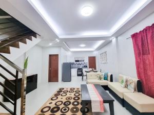 Μια τηλεόραση ή/και κέντρο ψυχαγωγίας στο Millenia Oaks Apartments 2